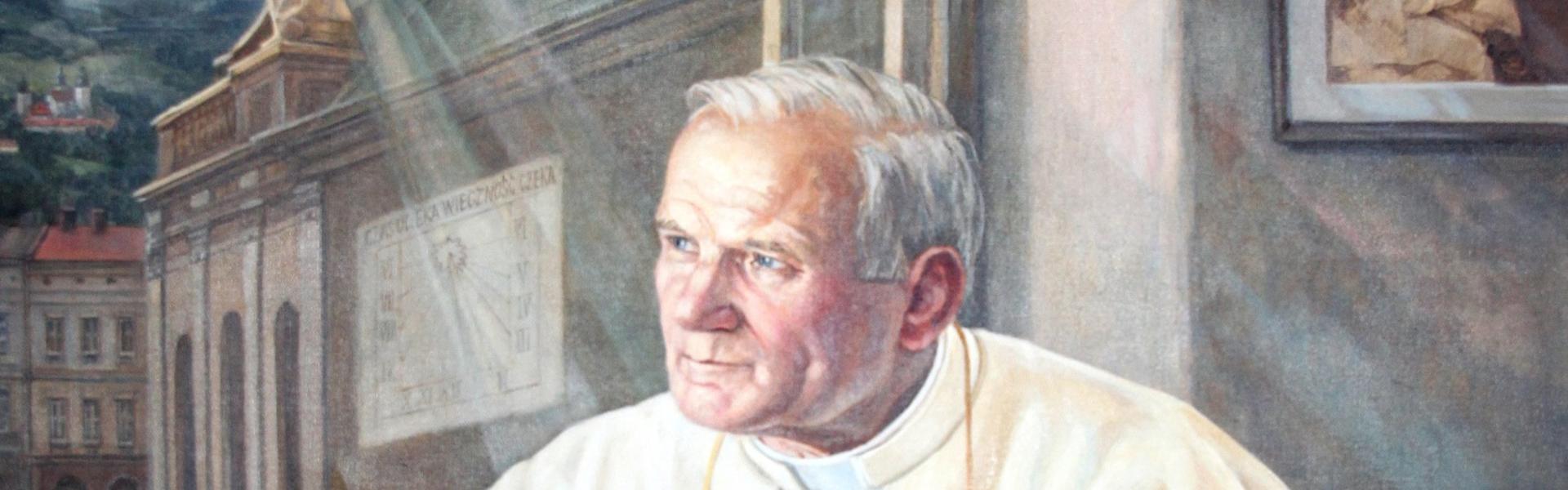 Obraz przedstawiajacy Jana Pawła II przy klęczniku, obok otwartego okna, przez które widoczna jest bazylika w Wadowicach