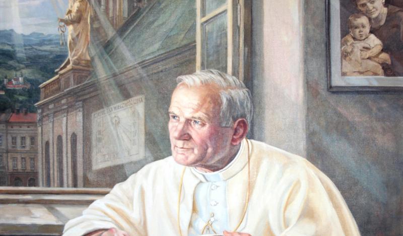Obraz przedstawiajacy Jana Pawła II przy klęczniku, obok otwartego okna, przez które widoczna jest bazylika w Wadowicach.