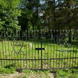 Metalowa brama prowadząca na cmentarz.