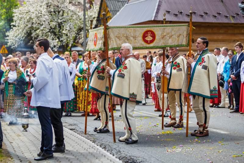 Widok na procesję, mężczyźni w tradycyjnych strojach ludowych