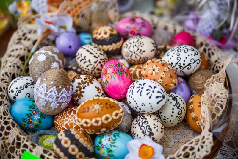 Kolorowe pisanki, czyli malowane jajka w wiklinowym koszyku.