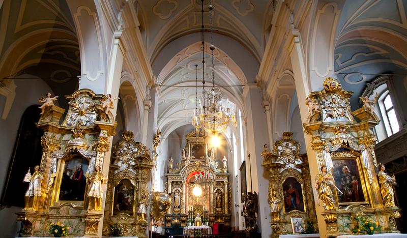 Wnętrze kościoła o barokowym wyposażeniu,.