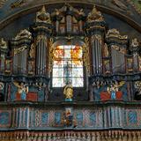 Zdobione organy w kościele.
