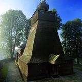 Wieża drewnianej cerkwi o mglistym poranku.