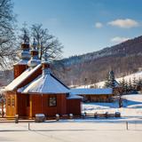 Drewniana cerkiew w zimie.