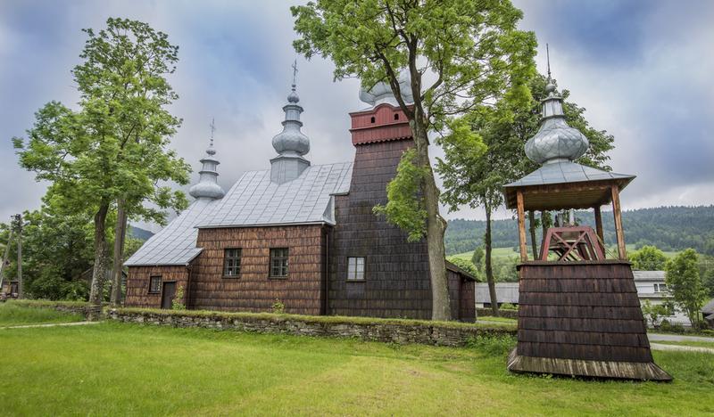 Drewniana cerkiew z wolnostojącą dzwonnicą z przodu.