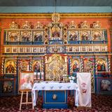 Drewniana cerkiew. Wnętrze prezbiterium, bogaty ikonostas i polichromie.