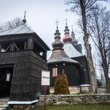 Drewniana cerkiew z dzwonnicą.