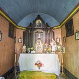 Wnętrze drewnianej kaplicy