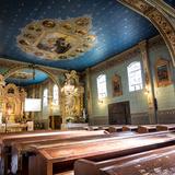 Bogato zdobione wnętrze kościoła. Sufit w kolorze niebieskim z bogatą polichromią, złocone ołtarz główny i dwa ołtarze boczne, dwa rzędy drewnianych ławek. Na ścianach wiszą obrazy - stacje drogi krzyżowej.