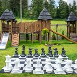 Plac zabaw dla dzieci ze zjeżdżalnią i dużymi szachami.