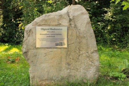 obelisk na szlaku upamiętniający podróżnika Olgierda Budrewicza