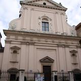 Skromna, barokowa fasada kościoła.