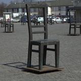 Rzeźby w formie krzeseł ustawione na placu.