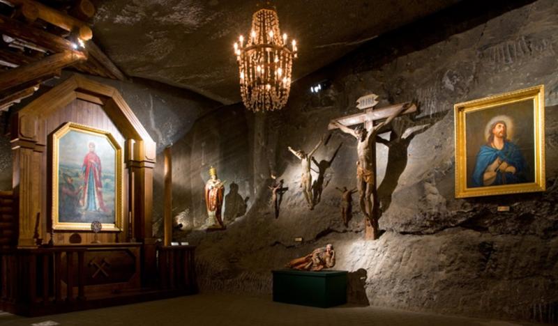 Kaplica z obrazami i krzyżami w kopalni soli.
