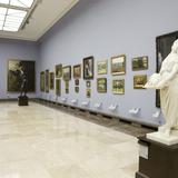 widok na wnętrze Galerii Sztuki w Sukiennicach na pierwszym planie sala w wiszącymi obrazami