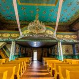 Wnętrze drewnianej cerkwi, bogato polichromowane.