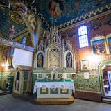 Wnętrze drewnianego kościoła, bogate polichromie i ołtarz boczny.