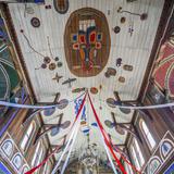 Wnętrze drewnianego kościoła - drewniane sklepienie z kolorowymi malowidłami.