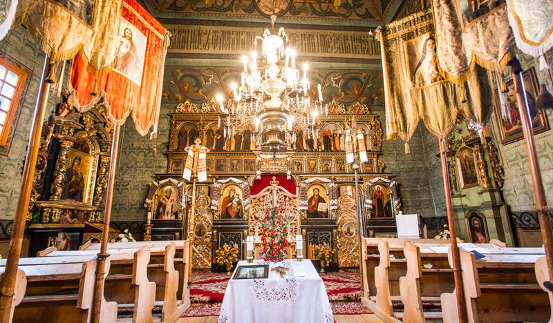 Wnętrze cerkwi, ikonostas i ławki