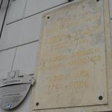 Tablica pamiątkowa Tadeusza Kościuszki na ścianie kamienicy. Obok Tablica informacyjna.