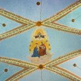 Krzyżowo-żebrowe sklepienie kościoła malowane w złote gwiazdy na błękitnym tle. Na środku polichromowany obraz.