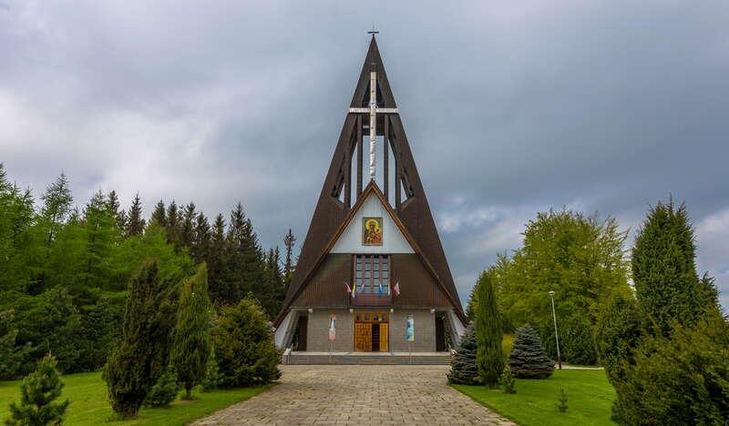 widok na bryłę Sanktuarium Matki Bożej Jasnogórskiej Bachledówka