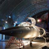 Jeden z eksponatów znajdujących się w Muzeum Lotnictwa Polskiego w Krakowie, ponaddźwiękowy samolot myśliwski - Lockheed F-104 Starfighter S/ASA-M. Eksponat stoi w hangarze.