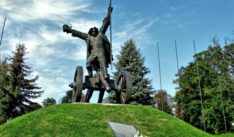 Zdjęcie ukazuje pomnik przedstawiający uczestnika bitwy pod Racławicami mającej miejsce w tysiąc siedemset dziewięćdziesiątym czwartym roku, czwartego kwietnia.
