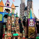 Kolorowe szopki krakowskie na Rynku Głównym w Krakowie są stałym elementem co roku w okresie bożonarodzeniowym,