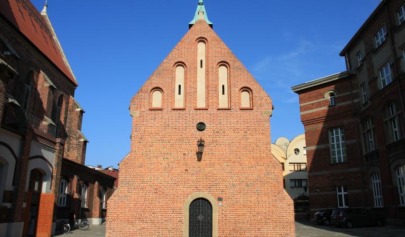 Kaplica z cegły z zewnątrz od frontu.
