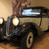 Zdjęcie przedstawia odrestaurowany luksusowy samochód Oświęcim-Praga, wyprodukowany przed II Wojną Światową