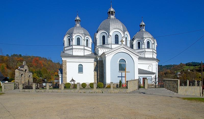 Duży, biały kościół z trzema kopułami.
