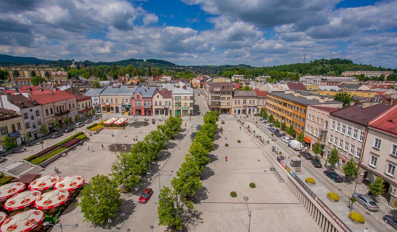 Rynek w Gorlicach, widok z lotu ptaka na kamienice, plac i alejki drzew