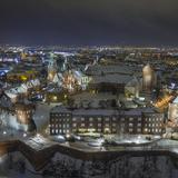 Przyprószony śniegiem Zamek Królewski Na Wawelu wieczorową porą widziany z drona