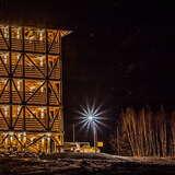 podświetlona drewniana wieża