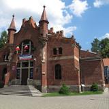 Zdjęcie ukazujące zabytkowy budynek towarzystwa gimnastycznego Sokół w Tuchowie. Powstał w 1911 roku.