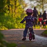 Dziecko na małym rowerku jadące po ścieżce Enklawy Przyrodniczej Bobrowisko w Starym Sączu.