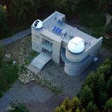 Zdjęcie ukazuje budynek Obserwatorium Astronomicznego imienia Tadeusza Banachiewicza w Węglówce. Obserwatorium znajduje się na szczycie Lubomir.