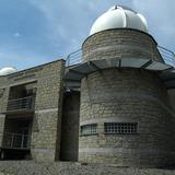 Zdjęcie ukazuje budynek Obserwatorium Astronomicznego imienia Tadeusza Banachiewicza w Węglówce. Obserwatorium znajduje się na szczycie Lubomir.