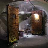 Drewniane drzwi i eksponaty związane z więzieniem.