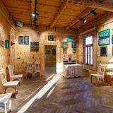 Zabytkowe wnętrze wilii Czerwony Dwór w Zakopanem, drewniane meble, obrazy na szkle na ścianach.