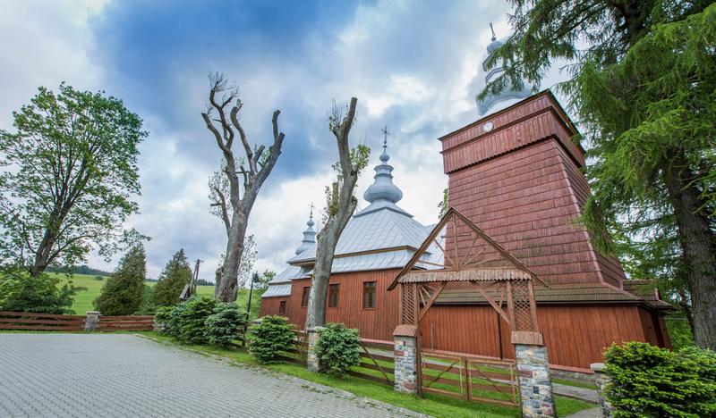 Drewniana cerkiew składająca się z trzech części, z blaszanymi dachami. Przed nią ogrodzenie z drewna i kamienia.