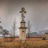 Krzyże grekokatolickie na przycerkiewnym cmentarzu.