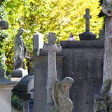 Kamienne rzeźby na cmentarnych nagrobkach