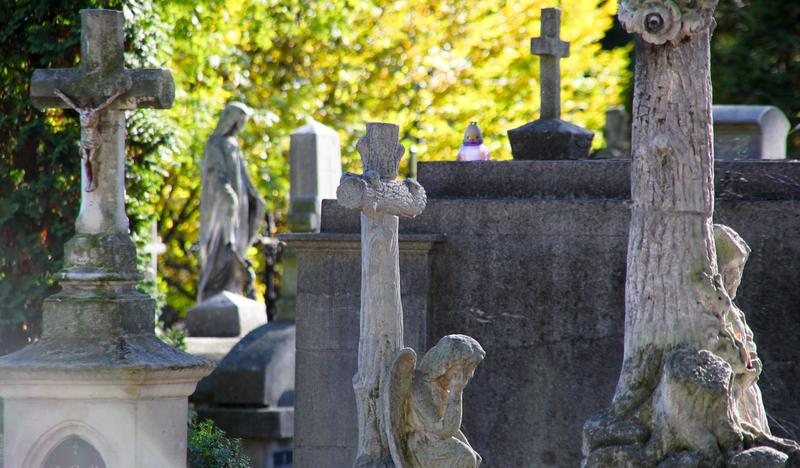 Kamienne rzeźby na cmentarnych nagrobkach