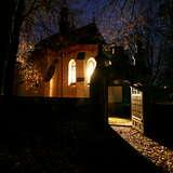 Wejście do kościoła nocą zza bramy. ciekawe oświetlenie.