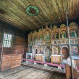Drewniane wnętrze cerkwi. Drewniane ściany i sufit z niewielkim polichromiami. Drewniany, barokowy, bogato zdobiony.