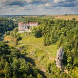 Zdjęcie z góry zamku Pieskowa Skała oraz skały Maczuga Herkulesa