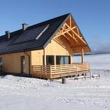 Śnieżne Trasy Przez Lasy, drewniany budynek w śnieżnej scenerii